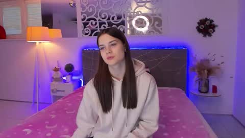 LuisaClover online show from 12-19-25, 01:07