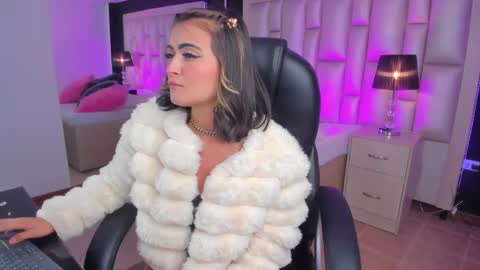 Snapshot of luisajonnes_ chatting on 01-06-26, 10:19 Luisa online show from 01-06-26, 10:19