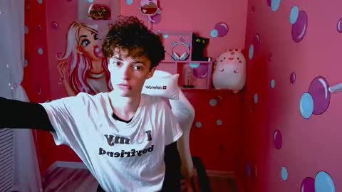 Snapshot of luke_sweet chatting on 12-04-25, 10:57 Luke online show from 12-04-25, 10:57