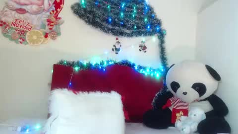 Snapshot of luluu_08 chatting on 12-21-24, 06:02 LULU online show from 12-21-24, 06:02