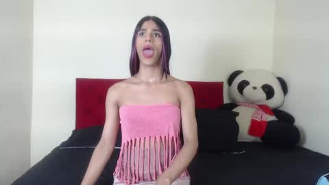 Snapshot of luluu_08 chatting on 03-04-25, 08:27 LULU online show from 03-04-25, 08:27