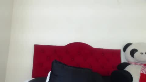 Snapshot of luluu_08 chatting on 03-05-25, 08:32 LULU online show from 03-05-25, 08:32