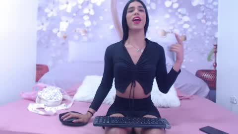 Snapshot of luluu_08 chatting on 09-27-25, 07:19 LULU online show from 09-27-25, 07:19