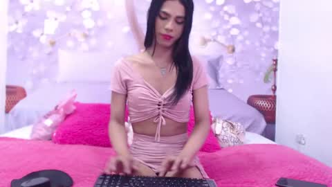 Snapshot of luluu_08 chatting on 10-04-25, 07:56 LULU online show from 10-04-25, 07:56