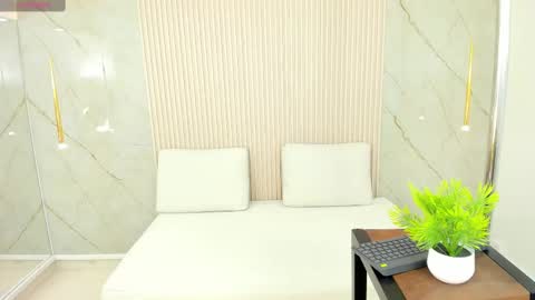 Snapshot of luminous__queen chatting on 02-02-25, 07:35 luminous__queen online show from 02-02-25, 07:35