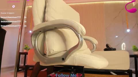 Snapshot of luminous__queen chatting on 03-11-25, 02:43 luminous__queen online show from 03-11-25, 02:43