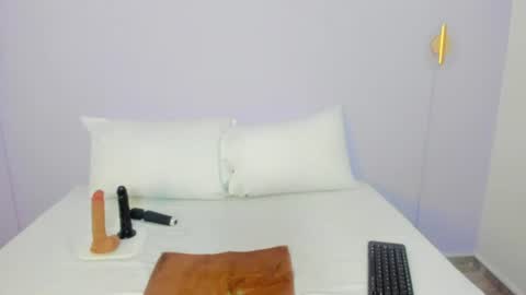 Snapshot of luna_blazze_ chatting on 07-16-26, 12:22 L U N A online show from 07-16-26, 12:22
