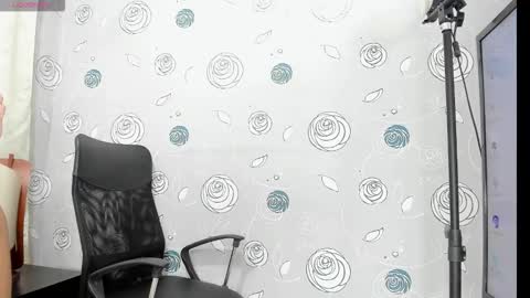 Snapshot of luna_evaa chatting on 10-24-25, 02:13 Luna Eva online show from 10-24-25, 02:13
