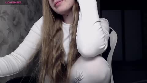 Snapshot of luna_loveisgood chatting on 12-12-24, 08:21 Luna online show from 12-12-24, 08:21