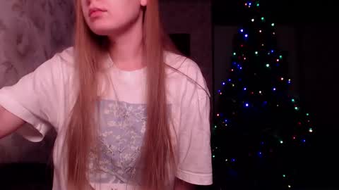 Snapshot of luna_loveisgood chatting on 12-26-24, 10:20 Luna online show from 12-26-24, 10:20