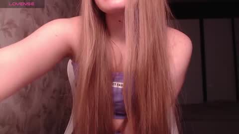 Snapshot of luna_loveisgood chatting on 01-17-25, 02:18 Luna online show from 01-17-25, 02:18