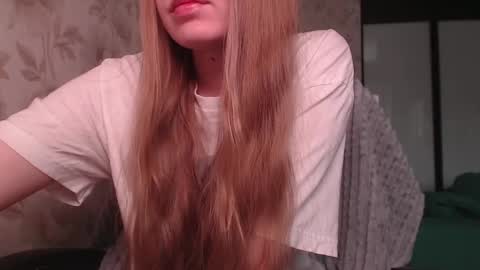 Snapshot of luna_loveisgood chatting on 02-22-25, 08:29 Luna online show from 02-22-25, 08:29