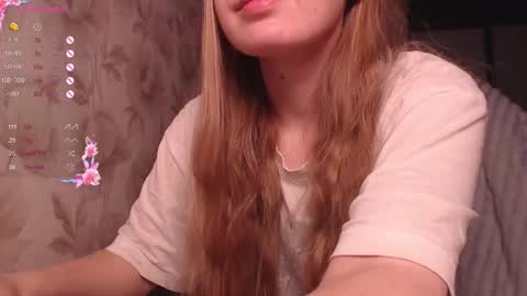 Snapshot of luna_loveisgood chatting on 10-19-25, 09:15 Luna online show from 10-19-25, 09:15