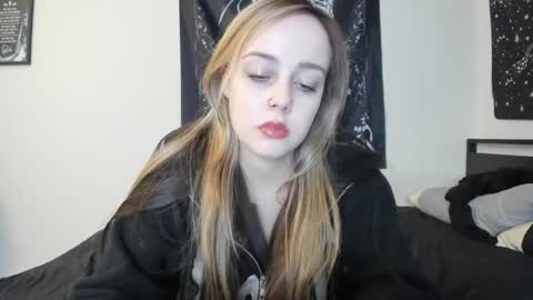 Luna online show from 11-22-25, 01:15