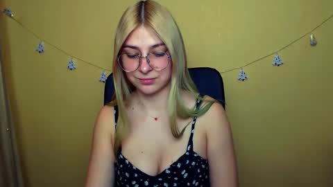 Snapshot of luna_lush_ chatting on 12-20-24, 12:38 Luna online show from 12-20-24, 12:38