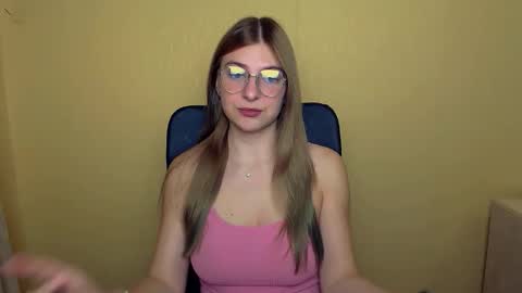 Snapshot of luna_lush_ chatting on 09-29-25, 08:19 Luna online show from 09-29-25, 08:19