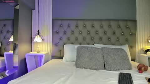 Luna  online show from 11-22-25, 05:01