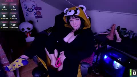 Snapshot of lunalaneee chatting on 10-21-25, 03:51 Luna online show from 10-21-25, 03:51