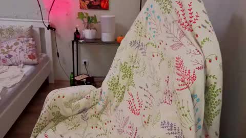 Kate online show from 11-19-25, 01:22