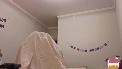 Snapshot of lunatale chatting on 12-23-25, 06:44 Kate online show from 12-23-25, 06:44