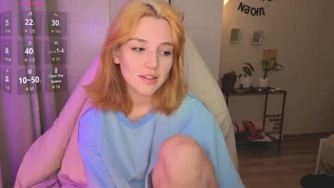 Snapshot of lunatale chatting on 01-10-26, 04:47 Kate online show from 01-10-26, 04:47