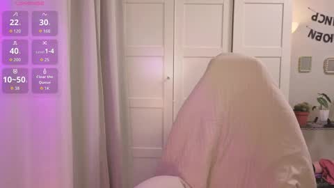 Snapshot of lunatale chatting on 01-10-26, 04:53 Kate online show from 01-10-26, 04:53