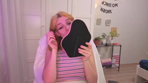 Snapshot of lunatale chatting on 01-17-26, 03:06 Kate online show from 01-17-26, 03:06