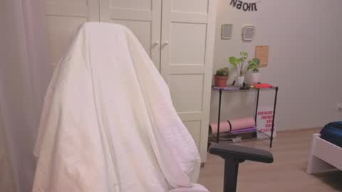 Snapshot of lunatale chatting on 01-18-26, 02:54 Kate online show from 01-18-26, 02:54