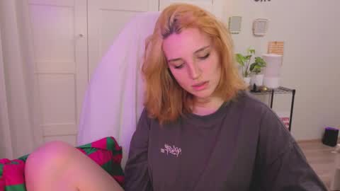 Snapshot of lunatale chatting on 01-19-26, 03:05 Kate online show from 01-19-26, 03:05