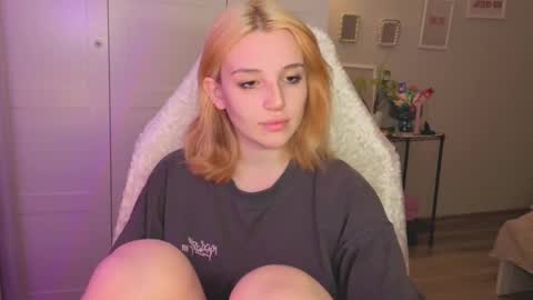 Snapshot of lunatale chatting on 02-06-26, 09:51 Kate online show from 02-06-26, 09:51