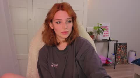 Snapshot of lunatale chatting on 02-15-26, 04:58 Kate online show from 02-15-26, 04:58