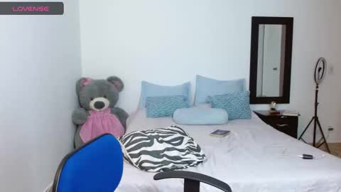 lunayois02 online show from 01-24-25, 01:45