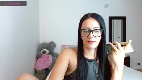 lunayois02 online show from 02-06-25, 12:54