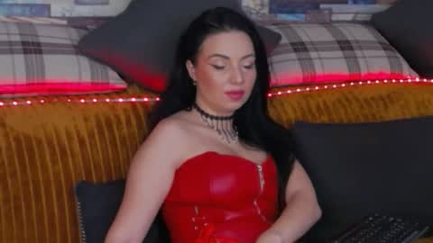 LunnaGray online show from 11-25-25, 05:51