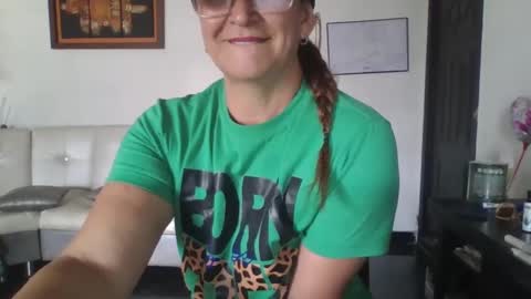 Lupita online show from 10-11-25, 03:43