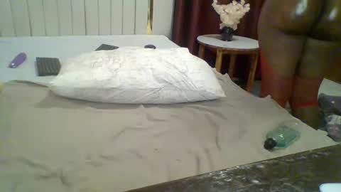 Snapshot of luscious_cuvy chatting on 11-29-25, 07:00 luscious online show from 11-29-25, 07:00