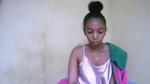 Snapshot of lutchia chatting on 09-18-25, 01:02 lutchia online show from 09-18-25, 01:02