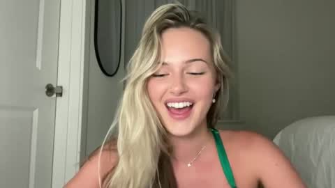 Snapshot of luvaimee chatting on 09-21-25, 04:03 Aimee online show from 09-21-25, 04:03