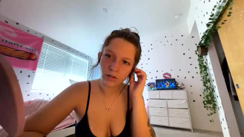 Snapshot of luvkendal chatting on 10-25-25, 06:57 luvkendal online show from 10-25-25, 06:57