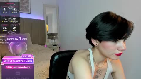 Snapshot of lyn_lebelle chatting on 12-19-24, 01:40 Lyn online show from 12-19-24, 01:40