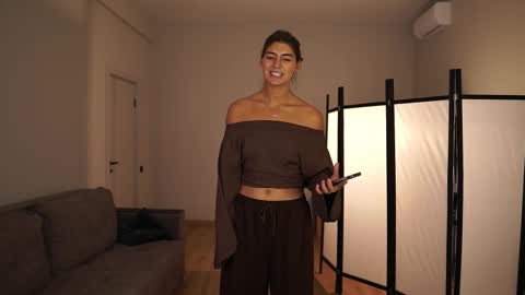  LYNN  online show from 01-07-26, 06:49