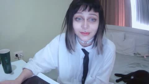 Snapshot of lynncottingham chatting on 09-19-25, 10:38 Kira online show from 09-19-25, 10:38