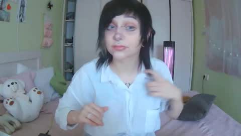 Snapshot of lynncottingham chatting on 10-14-25, 10:27 Kira online show from 10-14-25, 10:27