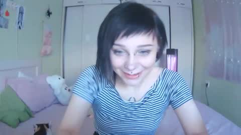 Snapshot of lynncottingham chatting on 10-15-25, 09:20 Kira online show from 10-15-25, 09:20