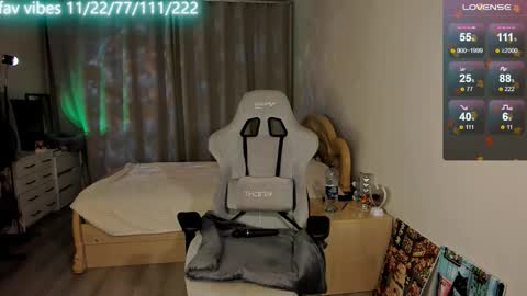 Snapshot of lynne_dawson chatting on 10-25-25, 05:08 lynne_dawson online show from 10-25-25, 05:08