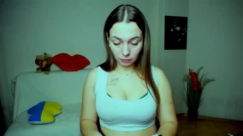 Snapshot of m_vikki chatting on 11-22-25, 01:32 Vikki online show from 11-22-25, 01:32