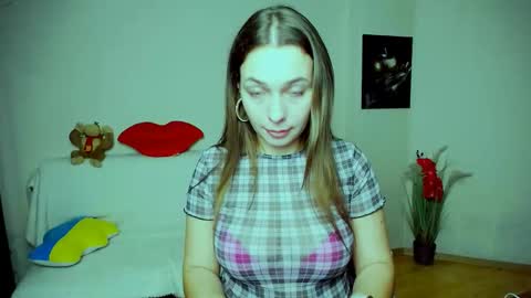 Snapshot of m_vikki chatting on 11-30-25, 04:22 Vikki online show from 11-30-25, 04:22