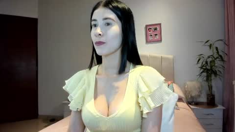 Snapshot of macarena_vallejo_ chatting on 06-18-26, 02:56 Macarena online show from 06-18-26, 02:56