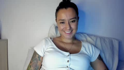 Snapshot of macarenax chatting on 01-08-25, 01:32 Maca online show from 01-08-25, 01:32