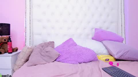 Snapshot of mackenzie_17 chatting on 01-31-25, 08:32 Mackenzie online show from 01-31-25, 08:32